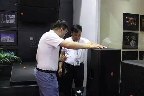 剧场草莓视频下载网址灯光