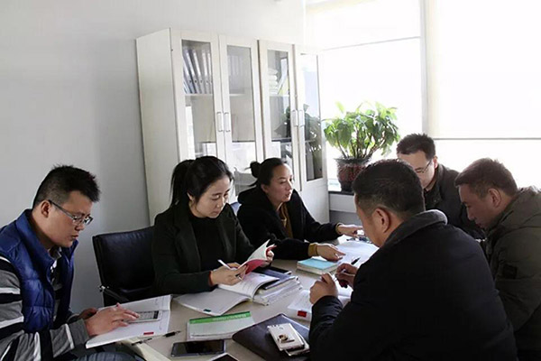 ZOBO草莓视频操逼党支部召开专题理论学习活动